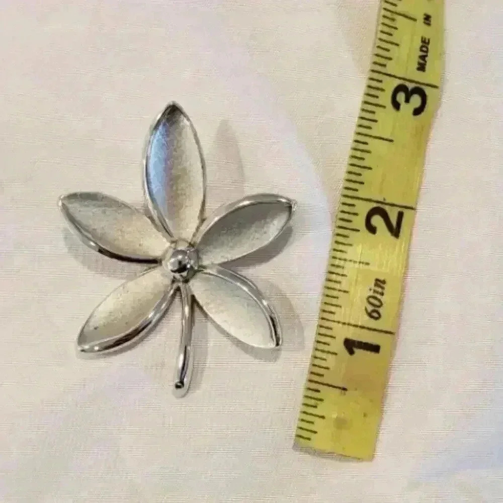 Vintage Alfred Philippe Crown Trifari Flower Brooch Silver Texture & Shiny - Picture 4 of 6